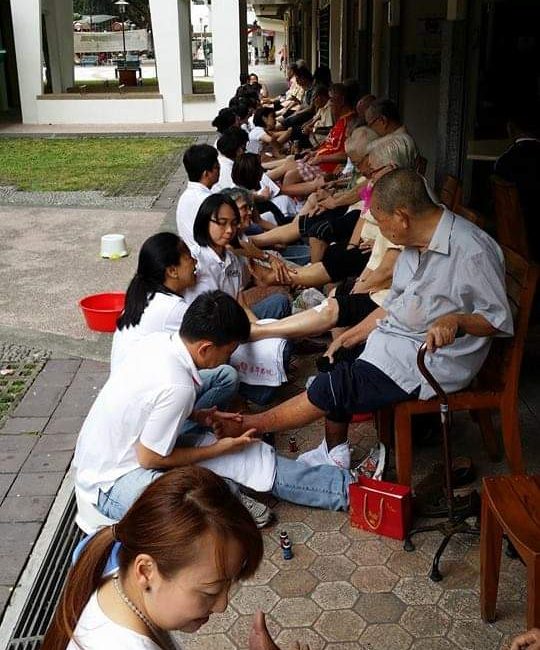 Singapore_Social Volunteer healing and the feet massage of old folks home with essential oils 2015